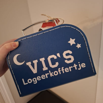 Logeerkoffer blauw met bedrukking van maan en sterren. Tekst: Vic's logeerkoffertje.